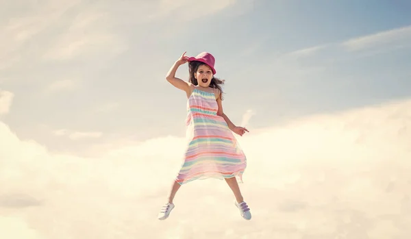 Stagione primaverile tempo. estate look alla moda. libertà. bella ragazza adolescente saltare in cappello. stile moda bambino. bellezza naturale femminile. infanzia felice. carino bambino su sfondo cielo. La moda è la sua vita — Foto Stock