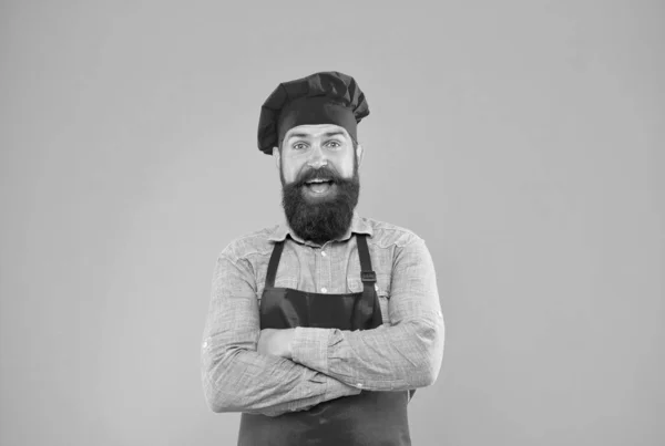 Homem com barba e bigode restaurante cozinheiro, conceito de cozinha local — Fotografia de Stock