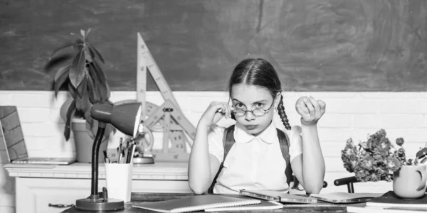 Estilo de vida saudável. Estudante na escola. Estudante sentar mesa quadro fundo. Menina pequena criança comendo lanche de maçã. Intervalo escolar. Relaxe entre as aulas. Responsável pela vitamina. Conceito de vida escolar — Fotografia de Stock