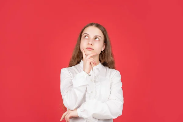 Portrait d'enfant pensant. cognition. prendre une décision. rêver adolescent fille avec réfléchi visage. — Photo