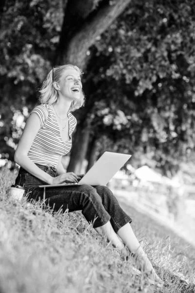 Waarom werknemers buiten moeten werken. Een meisjeslaptop buiten. Buiten zijn stelt werknemers bloot aan frisse lucht en milieuvariaties die gelukkig en gezond zijn op fysiek en emotioneel niveau. — Stockfoto