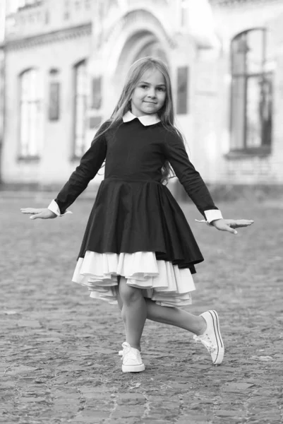 Voy a clases de baile. Un niño pequeño hace reverencias al aire libre. Bailarina pequeña usa uniforme. Escuela de ballet. Educación de baile. De vuelta a la moda escolar. Expresate. —  Fotos de Stock