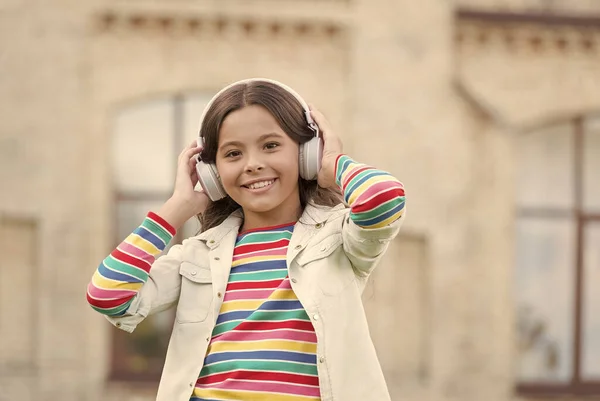 Happy energiczny dziewczyna słuchanie muzyki nowoczesne słuchawki, wesoły nastrój koncepcja — Zdjęcie stockowe