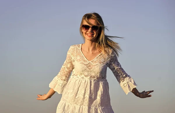 Felicidad dentro de mí. Feliz joven posando sobre el cielo azul. muy joven hermosa mujer en gafas de sol. Traje de verano. Retrato de la hermosa chica. estilo de moda de playa. Estilo de vida al aire libre verano — Foto de Stock