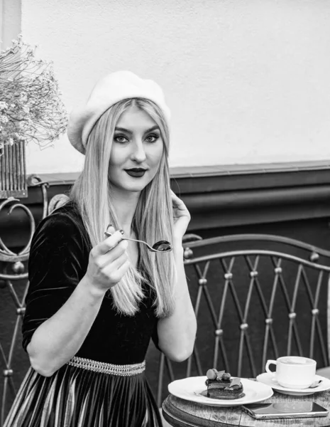 Freizeit in Frankreich. Schönheit und Mode. Outfit für den urbanen Lebensstil. Weiblichkeit. Exquisite Details machen das Outfit perfekt. Perfektes Outfit für Treffen im Café. Hübsches Mädchen entspannen Straßencafé — Stockfoto