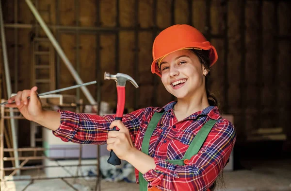 Educação em engenharia. Futuro engenheiro. criança feliz usar ferramenta de reparação de martelo. estaleiro de construção. Criança arquitecta. conceito de dia de trabalho. desenvolvimento infantil. adolescente assistente menina — Fotografia de Stock