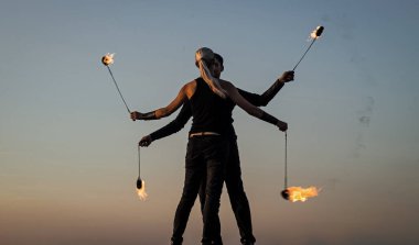 Birbirine aşık çiftler dans ederken yanan mavi gökyüzü, ateş gösterisi