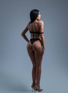 Mükemmel bir kadın. Erotik iç çamaşırlı güzel bir kadın. seksi genç kızın selüliti yok..