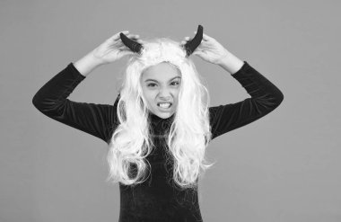 Cadılar Bayramı 'nda şeytan boynuzlu kızgın kız beyaz saçlı, şeker mi şaka mı oynuyor, Cadılar Bayramı' nız kutlu olsun