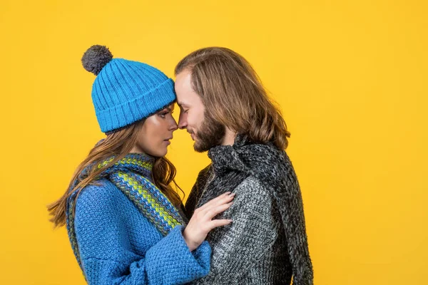 Glückliches verliebtes Paar trägt Strickkleidung im Winter, Mode — Stockfoto