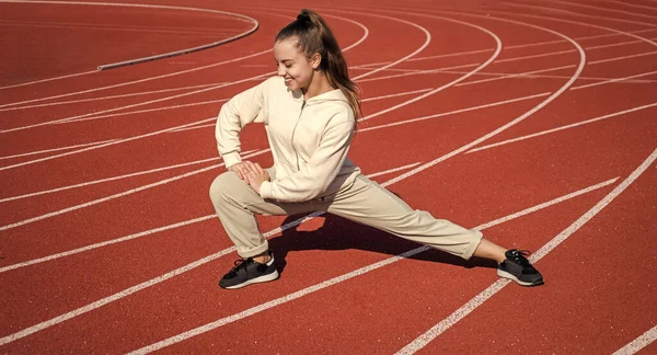Chica niño entrenamiento deporte fuera en estadio arena, fitness — Foto de Stock