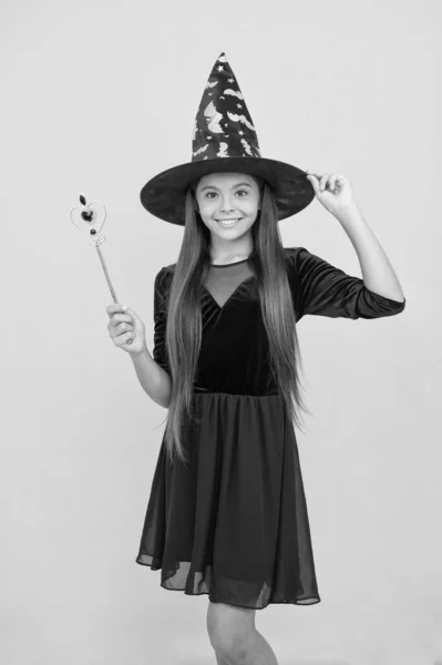 Sihirli değnekli mutlu cadı kız Cadılar Bayramı partisinde büyücü kostümü giy. — Stok fotoğraf