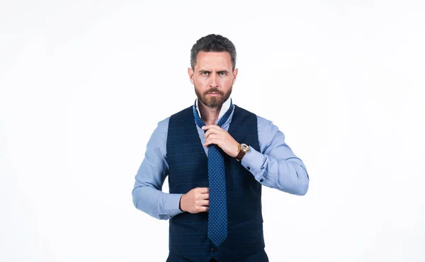 Идеальный мужчина. зрелый профессиональный бизнесмен галстук галстук. красивый генеральный директор носить формальную одежду — стоковое фото