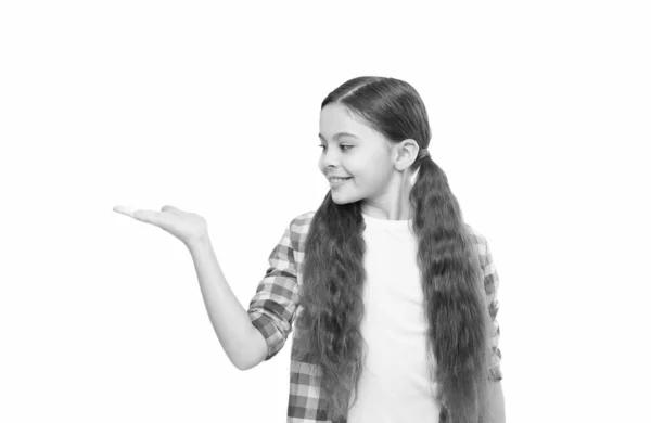 A kislány nagyon hosszú hajú. Fodrászat. Megfelelő higiénia és önellátás fenntartása. A zsákutcák elvágása segíthet fellendíteni a fiatalodást. Hajnövesztő életmód hack. Hogyan nő gyorsabban a haj? — Stock Fotó