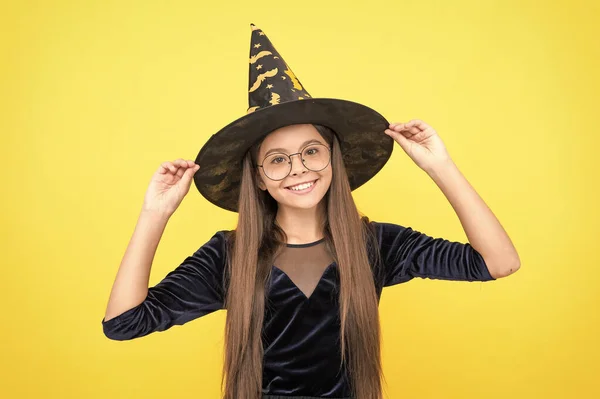 Criança bruxa feliz usar chapéu traje de feiticeiro e óculos na festa de Halloween, feliz halloween — Fotografia de Stock