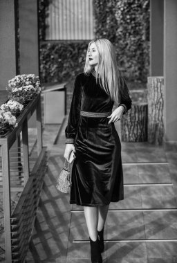 Gerçekten çok tatlı. Modern hayat. Sarışın kız taş çanta ya da çantayla ilgilenir. Glam debriyaj aksesuarı. Yeşil kadife elbiseli zarif bir kadın. Cazip kadife tekstil. Seksi iş kadını dışarı çıkıyor.