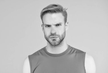 Ciddiyetin kendisi. Tıraşsız, kıllı bir adam. Erkek sportif moda. Spor yelekli kendine güvenen bir adam. Erkek saçı güzellik ve bakım. Ciddi adamın modaya uygun bir saç stili var. Berber dükkanından sonra sakallı genç adam