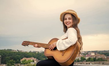 Müzik konsepti. Şarkı söyleyen şarkılar. Yetenekli kız müzisyen. Yaşam Tarzı ve İnsanlar Konsepti. Gitar çalıyor. İp enstrümanı çal. Parti veriyoruz. Akustik gitarlı mutlu çocuk.