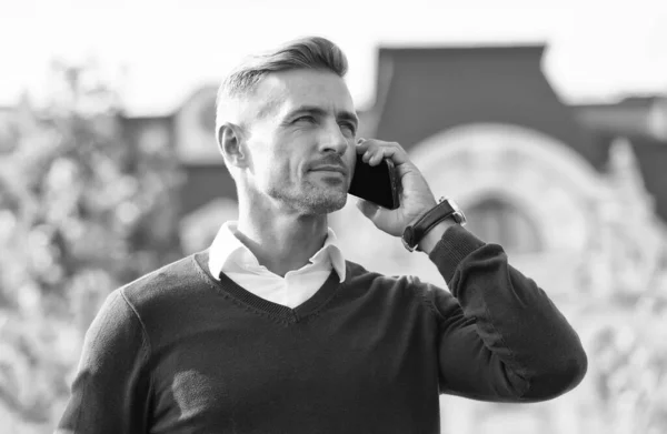 J'écoute. Appelez le partenaire. Des négociations mobiles. Communication d'affaires. Communication en ligne. Communication moderne. Un homme d'affaires tient son téléphone portable. Un bel homme avec un téléphone à l'extérieur. Style de vie mobile — Photo