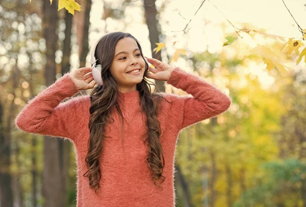 Felice ragazza ascoltare musica in cuffia, infanzia — Foto Stock