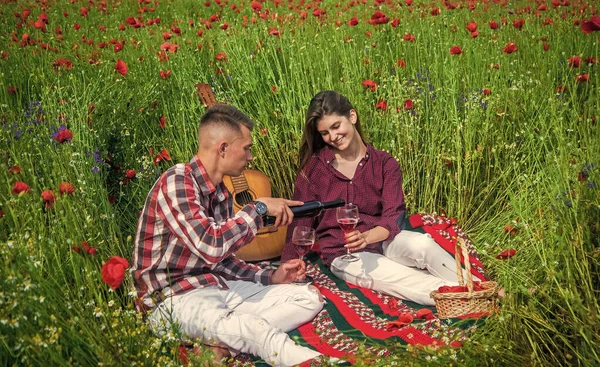 Vår natur skönhet. Kärlek och romantik. romantiskt förhållande. par kär i gitarr dricka vin. man och kvinna i vallmo blomma fält. sommarsemester. lycklig familj. countrymusik. För evigt ditt — Stockfoto