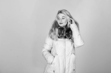 Moda kızı kışlık giysileri. Moda modası. Moda ceketi. Isınıyorum. Sıradan bir kışlık ceket daha şık, daha rahat özellikleri var. Kadın modası. Kıyafet dükkanı. İnternetten al. Rahatlaman için tasarlandı.