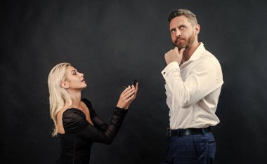 Sevgililer Günü 'nde, kutusunda nişan yüzüğü olan bir adama evlilik teklifi eden aşık çift.