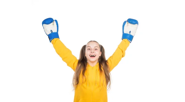 Sì. KO. bambino felice celebrare la vittoria. vincitore della lotta. teen ragazza in guanti da boxe. — Foto Stock