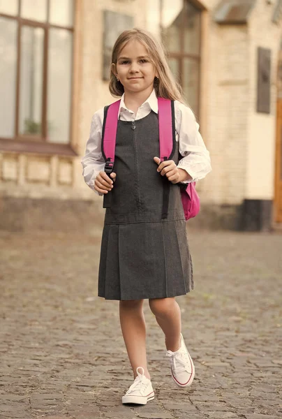 Joyeux petit enfant en uniforme formel porter un sac d'école à l'extérieur, 1er septembre — Photo