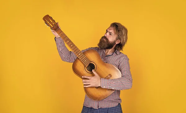 Uzun saçlı hippi ve bıyıklı gitarist. Müzik aleti olan erkek gitarist. Country müzik konsepti. Sakallı adam akustik gitar çalar. Sıradan bir adam insani duygularını ifade eder. — Stok fotoğraf