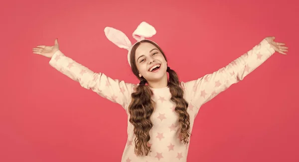 Feliz Páscoa adolescente menina em coelho orelhas de coelho e pijama, Páscoa — Fotografia de Stock