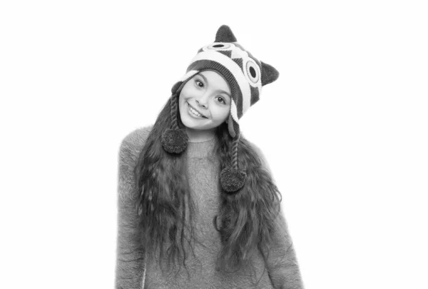 Niño sombrero de punto aislado en blanco. clima frío de invierno. ropa de abrigo y accesorios de moda para niños. feliz actividad infantil. niña en patrón divertido sombrero de orejera. vacaciones de invierno maravilla — Foto de Stock