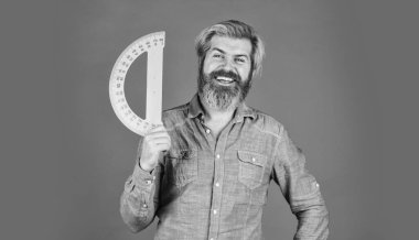 Sıkı çalış. Okula dönelim. Sapık öğretmeni. Hesaplama ve veri. Ölçüm aracı. Açıyı ölçüyorum. Okul eğitimi. Bedava eğitim. Sana öğretiyorum. Sakallı adam açıölçer kullanıyor. Eğitim kavramı