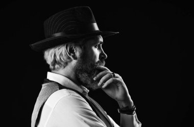 Takım elbiseli vahşi sakallı hippi. Mafya Erkekler Kulübü. Olgun kovboy. Dedektif onayı ya da selamlaması. Trilby şapkası. Eski tarz geniş kenarlı şapkalı bir adam. Retro şapkalı adam. Boşluğu kopyala