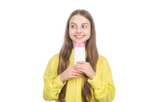 Χαρούμενο παιδί που παρουσιάζει σαμπουάν ή σαμπουάν σώματος μαλλιών μπουκάλι conditioner που απομονώνονται σε λευκό, καθημερινές συνήθειες — Φωτογραφία Αρχείου