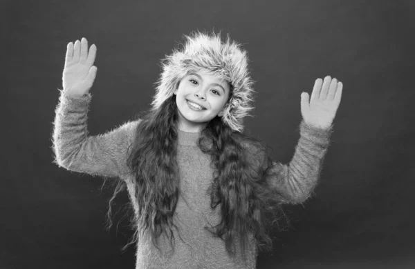 Niño feliz en ropa de invierno caliente de punto suéter y guantes con sombrero de oreja listo para la actividad de vacaciones, invierno — Foto de Stock