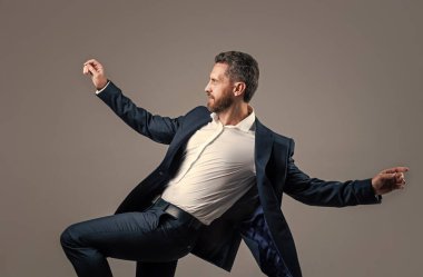 Ofis müdürü ceketli adam dans ederken sevinç hissediyor, başarı.