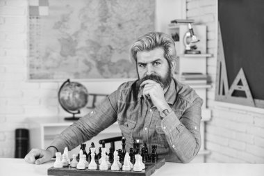 Strateji konsepti. Öğretmenim. Kendi başına düşünme işini kendin yap. Satranç dersi. Masa oyunu. Satranç oynayan akıllı adam. Satranç tahtasındaki figürler. Entellektüel hobi. Bir sonraki adımı düşünüyorum.