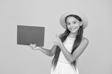 Küçük çocuk plaj aktivitesi ilanı veriyor. Mutlu çocukluk. Yaz tatili ve tatil. Çocuk sezonluk moda satışları. Dertsiz güzellik kâğıdı sayfası. kopyalama alanı. Hasır şapkalı çocuk başparmağını kaldırdı.