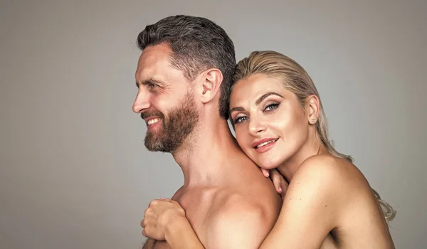 Gelukkig sexy paar in liefde van ontkleed man en vrouw omarmen, relaties — Stockfoto
