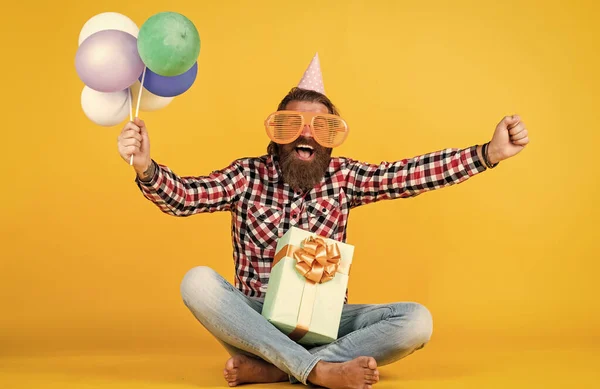 Bu benim günüm. Doğum gününü kutlayan hediye kutusu olan bir adam. Parlak renkli balonları olan olgun bir hipster. Çılgın komik adam. Rahatlamış doğum günü çocuğu neşeli görünüyor. Sakallı adam neşeyi hisset — Stok fotoğraf