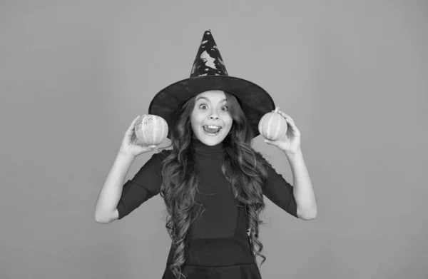 Calabaza vegetal. Carnaval disfraz festivo de bruja. niño con calabaza pequeña. niño celebrar las vacaciones de otoño. Chica adolescente con sombrero de bruja celebrar Halloween. Feliz Halloween. truco o tratar el concepto. —  Fotos de Stock