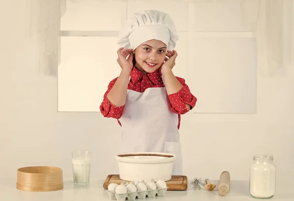 Anak gadis ceria memasak kue rumah, adonan — Stok Foto
