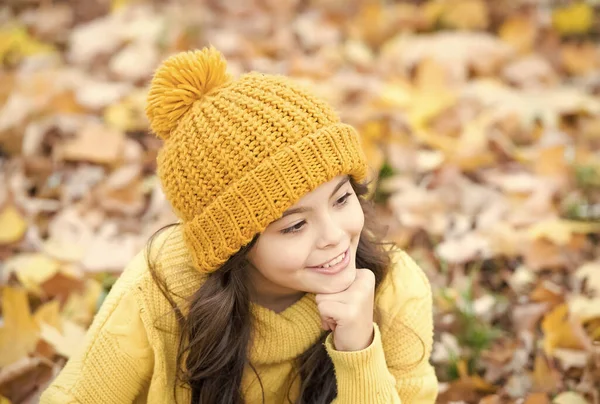 Sentindo-se livre e relaxado. outono moda tricotada. temporada romântica para inspiração. infância feliz. Menina relaxar no parque. beleza da época de outono. Aproveite o dia na floresta. garoto sorridente no chapéu relaxar ao ar livre — Fotografia de Stock