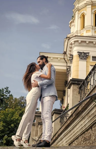 Junge verliebte Männer und Frauen posieren im Freien in der sommerlichen Stadt, romantische Menschen — Stockfoto