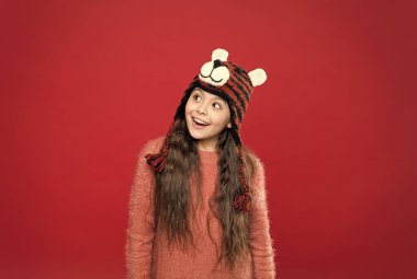 Bir dilek tut. Mutlu çocukluk. Mutlu genç kız kalın kıyafetler giyer. Herhangi bir havada rahat ve rahat hissedin. Kış tatili ve tatil. Kulak flaplı şapkalı çocuk. Örgü kazaklı çocuk.