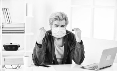 Kişisel temas olmadan. İnternette iş yapmak. Coronavirus karantinası. Online eğitim ve dersler. İş yerinde solunum riskleri yaygındır. Merkez ofisteki adam mesafesinde çalışıyor.