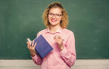 Kız inek öğrenci klasör belgelerini tutuyor. Üniversiteye gir. Sınavları geç. Üniversite ve lise başvurusu. Sıkı çalış. Bilgi toplama günü. Öğrenci kendi araştırmasını yapıyor. Eğitim konsepti. Öğrenci hayatı