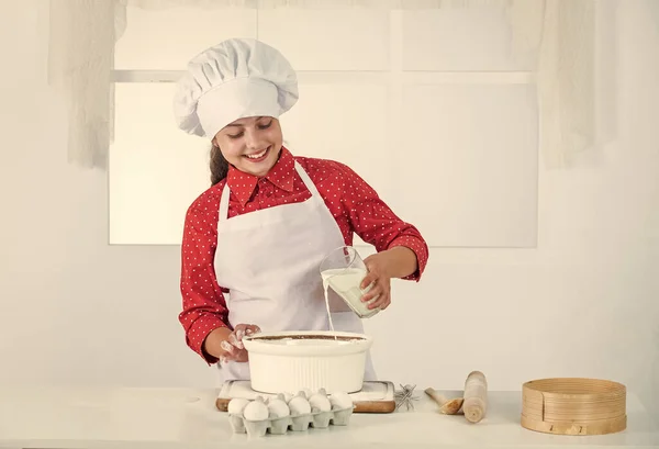 Vraiment de la bonne nourriture. ingrédients sains. heureuse adolescente prête pour la cuisson. enfant porter uniforme chef — Photo