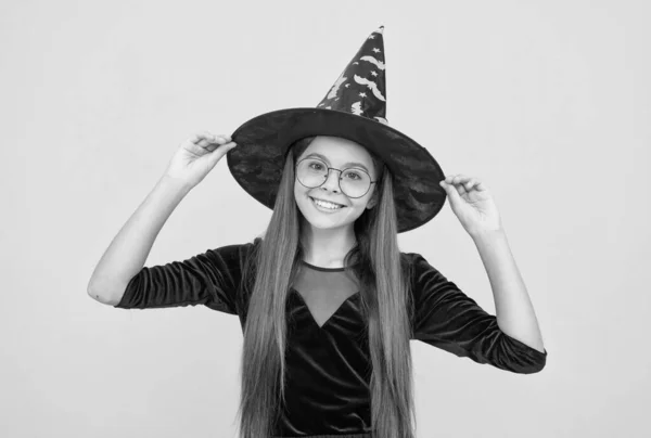 Feliz bruja niño usar sombrero traje de mago y gafas en la fiesta de Halloween, feliz halloween —  Fotos de Stock